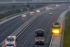 Tước giấy phép tài xế xe tải chạy ngược chiều cao tốc
