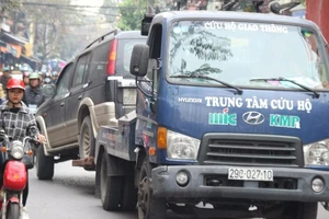 Công an Hà Nội cẩu xe, phạt người vứt rác trên vỉa hè