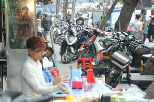 Dẹp loạn vỉa hè: Hôm trước phạt, hôm sau lại bày bán
