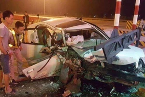 Xế hộp tông thẳng vào bục trạm thu phí trên cao tốc 