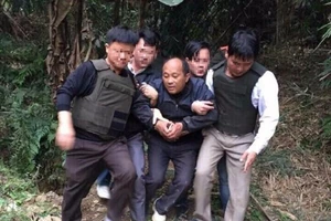 Xách cả bao ma túy, dùng súng K59 bắn cảnh sát