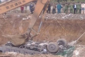 Xe tải rơi xuống công trường, tài xế tử vong tại chỗ