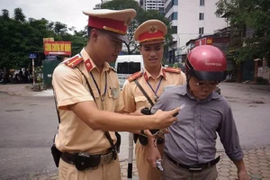 Không chịu kiểm tra nồng độ cồn, phạt tới 18 triệu 