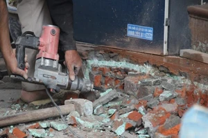 Phá bậc tam cấp trạm y tế lấn vỉa hè