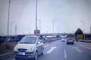 Tước bằng lái tài xế chạy ngược chiều trên cao tốc