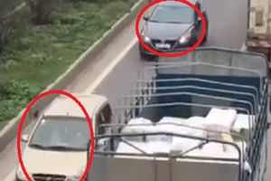 Cảnh sát tung quân truy tìm 4 ôtô quay đầu trên cao tốc