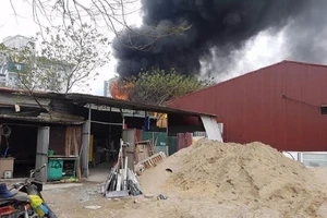 Cháy ngùn ngụt tại tiệm rửa ô tô