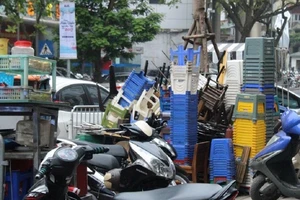 Dẹp vỉa hè: CA chất bàn ghế trên... chính vỉa hè