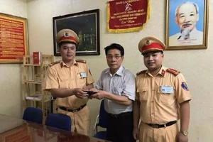 Cảnh sát giao thông trả lại hơn 20 triệu cho người dân