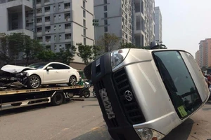 Toyota lật nghiêng, Madaz bẹp dúm đầu