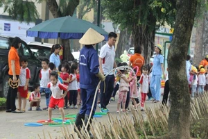 Cắm chông tre tại vườn hoa: Ngăn chó hay bẫy người?