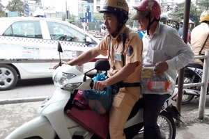 CSGT Hà Nội giúp 1 người Đồng Nai lạc đường về quê