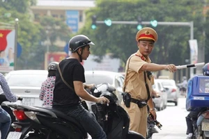 CSGT sẽ phạt mũ bảo hiểm 'dỏm' dịp lễ 30-4