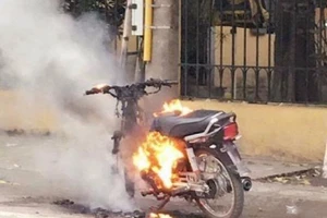 Chửi bới, đốt xe máy vì bị CSGT kiểm tra