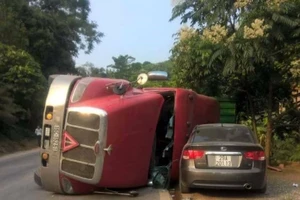 Container đè ô tô, 4 người bị thương