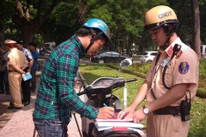 Dừng xe khi đèn xanh, có phạm luật?