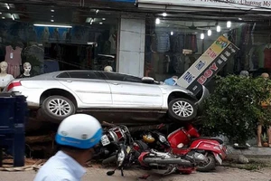 Xế hộp chồm lên vỉa hè, đè bẹp 4 xe máy