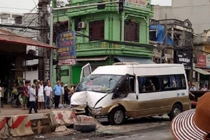 Xe khách cày nát dải phân cách, nhiều người bị thương