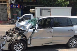 Ô tô biển xanh bẹp dúm phần đầu sau cú tông xe tải