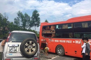 Xe 7 chỗ tông xe khách ở cao tốc, tài xế tử vong