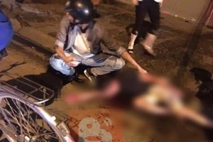 Bị chém gục vì cầm dao đuổi theo ô tô