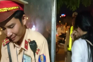 CSGT ngăn kịp nữ sinh viên định nhảy sông Hồng