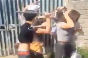 Nhóm thanh niên dùng gậy đánh đập dã man một cô gái