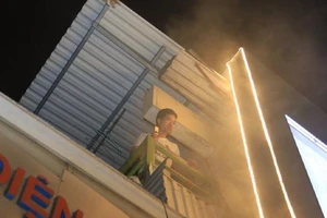 5 xe cứu hỏa dập cột khói trong đêm