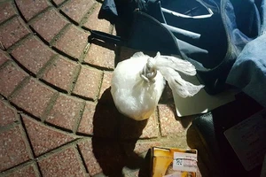 Nhặt được túi quần áo có ma túy, thấy công an bỏ chạy