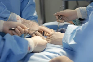 Ngực bị sưng tấy, bầm tím sau khi phẫu thuật thẩm mỹ