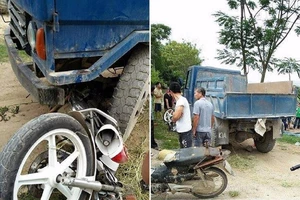 Mô tô của CSGT nát bét dưới bánh xe công nông