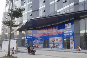 Bé trai 5 tuổi rơi từ tầng 17 xuống đất 