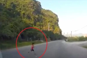 Khiếp vía bé trai bất ngờ băng ngang trước mũi ô tô