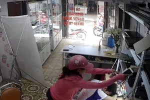 Nhân viên ngủ gục bị kẻ trộm lấy mất 3 iPhone