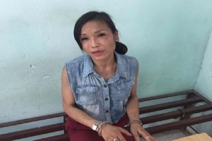 Lợi dụng tai nạn, lấy điện thoại của người ngã xe