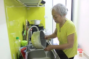  Dân Hà Nội khốn khổ vì thiếu nước sạch