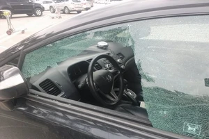 Cảnh sát bắn vỡ kính, bắt thanh niên với 29 bánh heroin