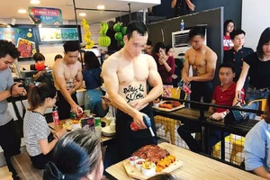 Thuê 'trai đẹp' cởi trần để bán hàng, có bị xử phạt? 