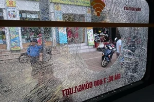 Giận bạn gái, ném vỡ kính xe buýt cho hả tức!