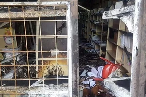 Nhà sách bốc cháy ngùn ngụt