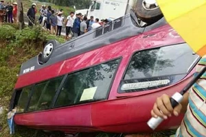 Xe khách lật ngửa dưới ruộng, nhiều người bị thương
