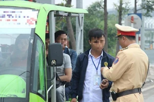 Bật đèn xe giờ nào để không bị phạt?