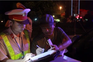 Cảnh sát mật phục bắt xe tải vãi bùn trên cầu Nhật Tân