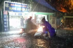 Ngập khủng khiếp, người Hà Nội bì bõm dắt xe máy