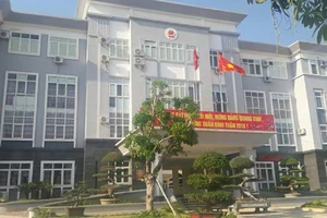 Truy bắt kẻ đột nhập UBND huyện để trộm