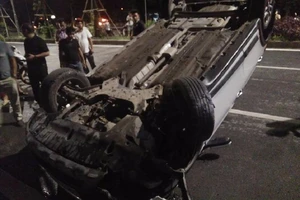 Xế hộp lật ngửa giữa đường, 3 người may mắn thoát chết