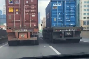 Truy tìm 2 container chạy 'rùa bò' ở đường trên cao