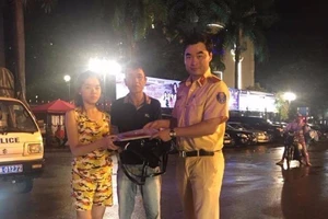 Nhặt được ba lô chứa 20 triệu, CSGT trả cho 2 cha con
