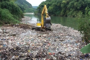 Kinh hãi bãi rác 'khủng' lềnh bềnh trên suối