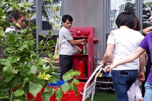 Dân xếp hàng, hứng từng xô nước từ vòi cứu hỏa